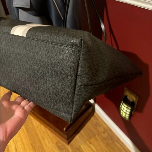 MICHAEL KORS TRAVEL LARGE TOP ZIP TOTE - Picture 3 of 14